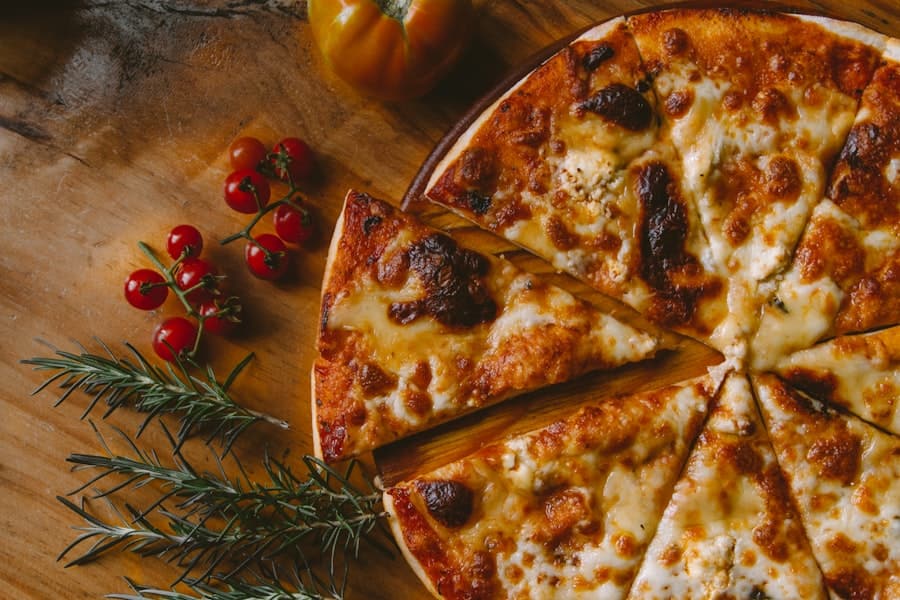 Gedeckter Tisch der Trattoria Sole mit frisch aufgetragenen Gerichten